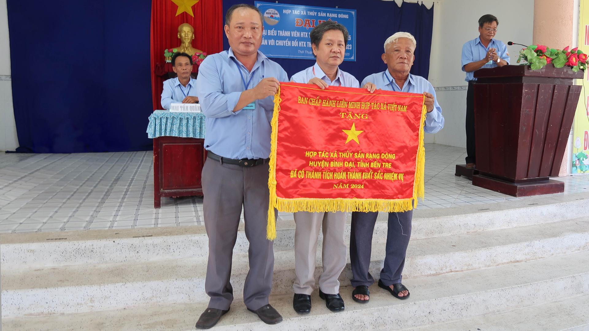 trao-co-thi-dua-cho-hop-tac-xa